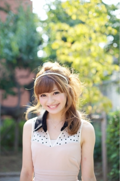 ラフなカールを散らして作るカジュアルなドレスヘア